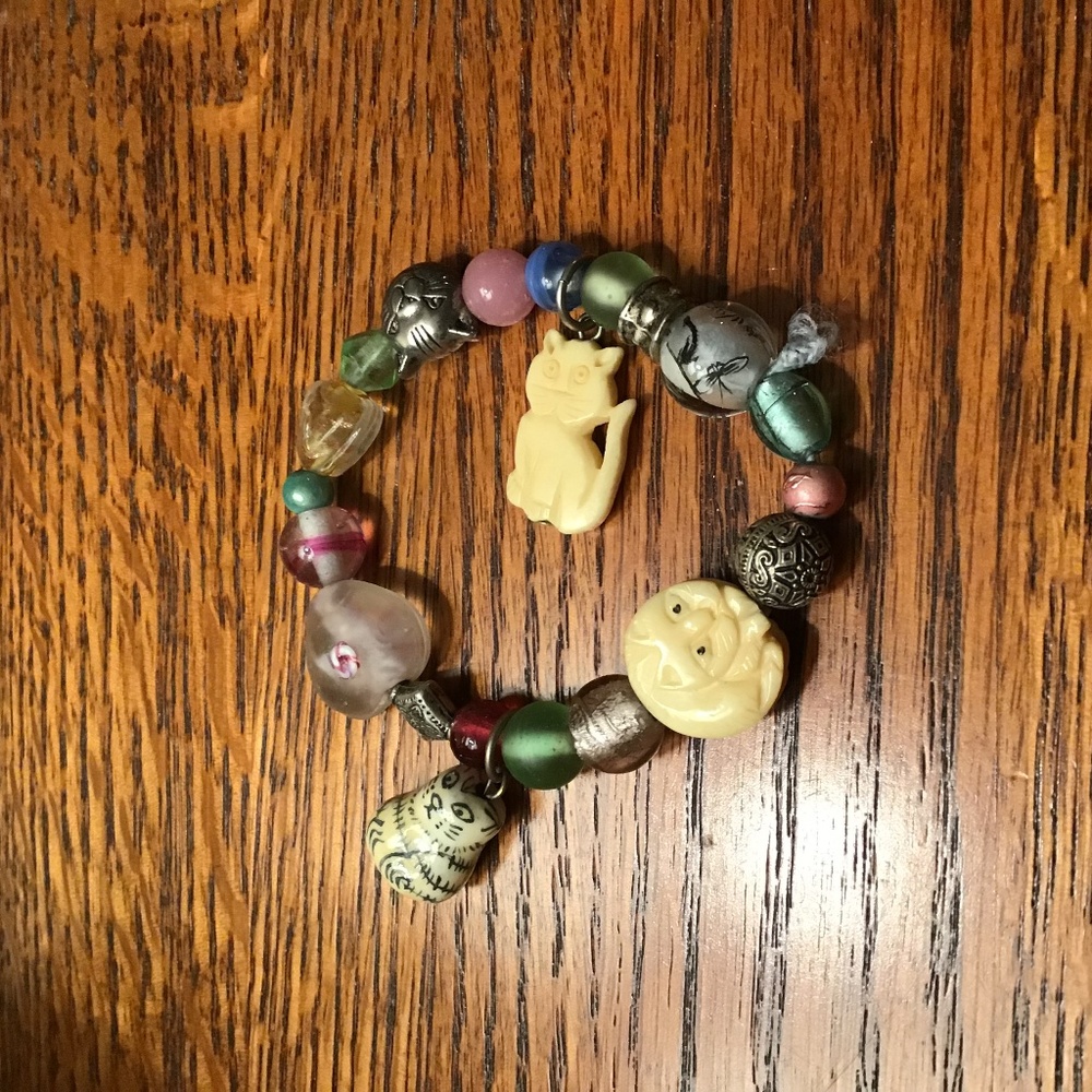Kitties bracelet -- hand carved figurines!